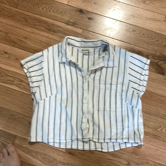 Billabong white with navy lines pattern crop button up top - Picture 1 of 3